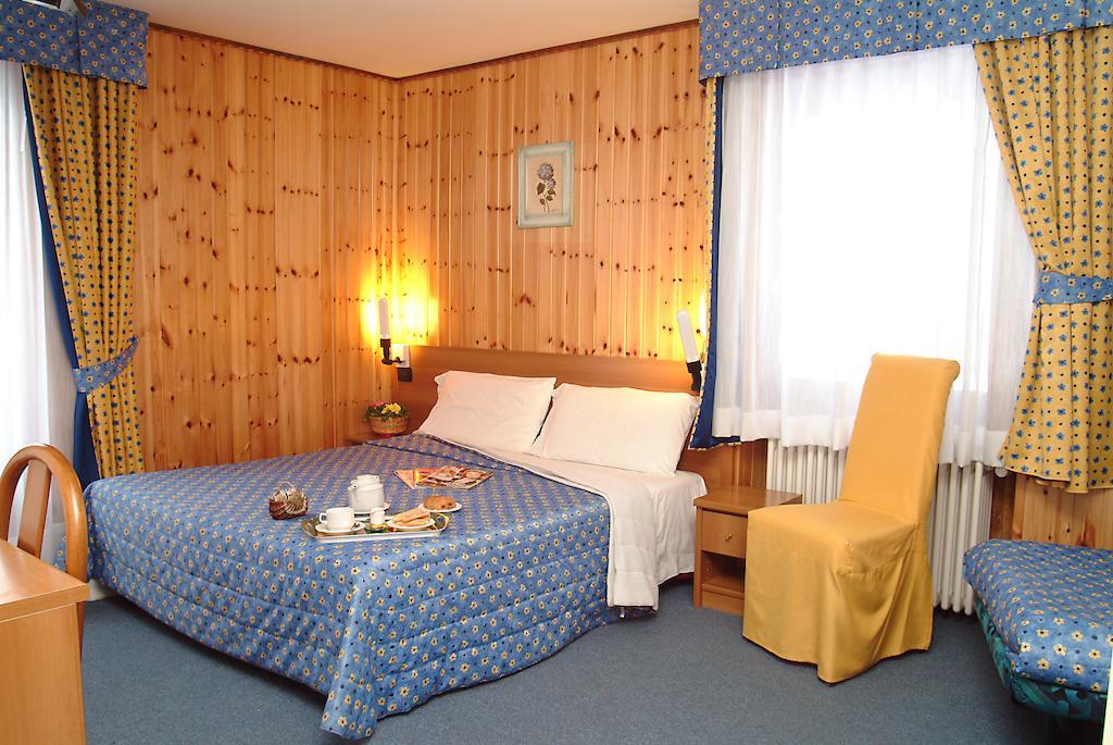 Hotel Des Roses Antey-Saint-Andre Room photo